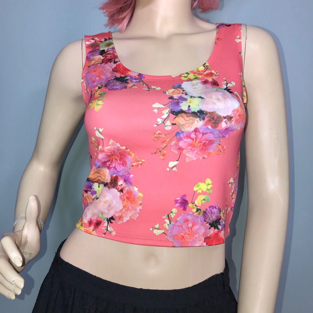 AVAILABLE • 3D Floral Graphic Tank / (Small) NWT!!